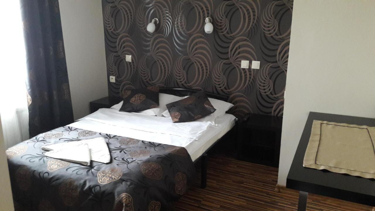 Maluch Hotel Tarczyn Buitenkant foto