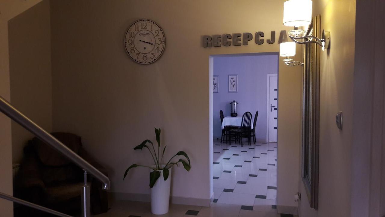 Maluch Hotel Tarczyn Buitenkant foto